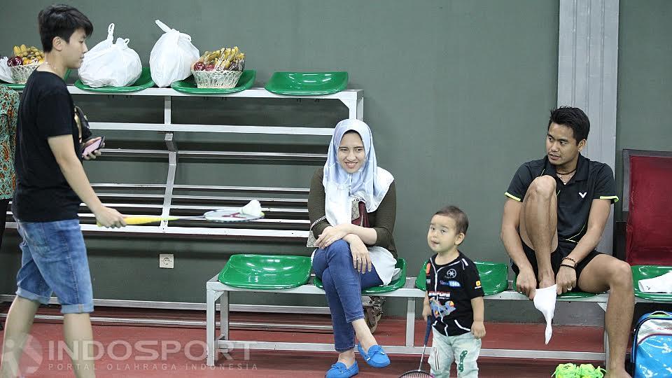 Liliyana Natsir (kiri) juga terlihat dalam acara dan menyempatkan bermain dengan anak dari Tontowi Ahmad.